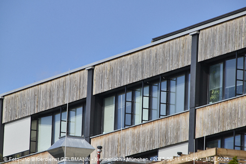 Achitektur_im_Plettzentrum_die Holzverkleidung_an_der_Fassade__MG_5036.jpg